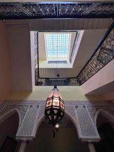 马拉喀什Riad Paolo Piscine Palmeraie的吊灯挂在天花板上,设有窗户