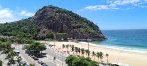 里约热内卢COPACABANA,LEME,AV ATLÂNTICA, FRENTE PARA O MAR!!!的棕榈树海滩,海洋和山脉