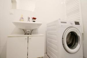 维也纳Family Apartment MZ27的一间带洗衣机和水槽的浴室