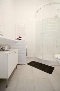 维也纳Family Apartment MZ27的带淋浴和盥洗盆的白色浴室