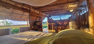 喀巴里特Mini Lodge的一间卧室配有一张床,享有田野美景