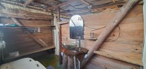 喀巴里特Mini Lodge的浴室配有带水槽的木墙