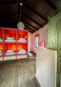 雅典Pink Mango的一间设有两张双层床的客房