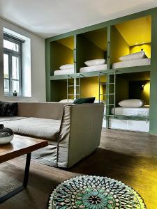 雅典Pink Mango的客厅配有沙发和带床垫的架子。