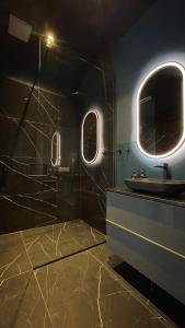 维也纳New Luxury Apartment Vienna的一间带水槽和镜子的浴室