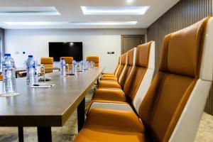 阿布贾BON Hotel Nest Garki II Abuja的一间会议室,配有长桌子和椅子