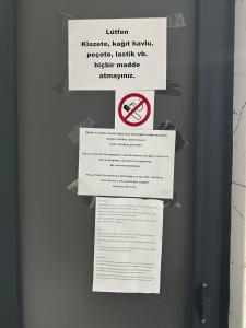 恰纳卡莱Nr1 Pansiyon的门上标有禁止吸烟的标志