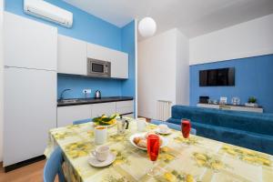索伦托Smart Home Sorrento - City center的厨房里配有一张桌子,上面有盘子的食物