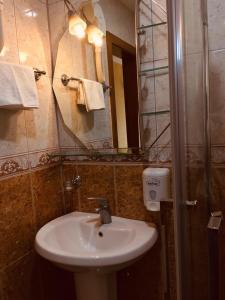 普里什蒂纳HOTEL ORA的一间带水槽和镜子的浴室