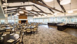 Lewis Center全国酒店及会议中心 的用餐室设有桌椅和窗户。