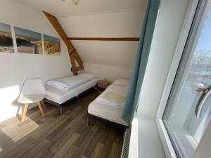 弗劳温普尔德海盗餐厅酒店的小房间设有两张床和窗户