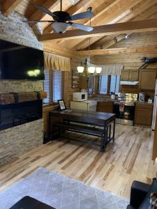ThompsonvilleCrystal Mountain Cabin Get Away的客厅配有桌子和吊扇