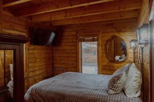 ThompsonvilleCrystal Mountain Cabin Get Away的小木屋内一间卧室,配有一张床