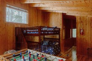 ThompsonvilleCrystal Mountain Cabin Get Away的带台球桌的客房内的两张双层床