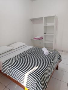 博阿维斯塔Hotel Monte Arau的卧室配有黑白床和架子。