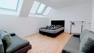 维也纳Fmily Apartment in Praterstern area DW18的客厅配有1张床和2张沙发