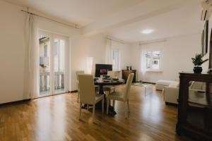 维罗纳Arena Luxury Apartment的客厅配有桌椅和沙发