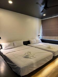 暹粒The Hive Hotel的两张睡床彼此相邻,位于一个房间里