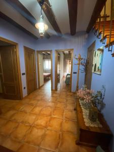 瓦德诺比斯Casa Nemesio, enclave y vistas excepcionales的走廊上设有蓝色的墙壁和瓷砖地板