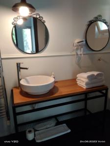 GündüzlüPİA MARE OTEL的一间带水槽和镜子的浴室