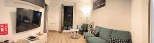 毕尔巴鄂Apartamento Zabala conoce Bilbao desde dentro的客厅设有绿色沙发和窗户。