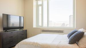 奥克兰Landing Modern Apartment with Amazing Amenities (ID2480X10)的一间卧室设有一张床和一个大窗户