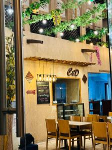 迪拜Hyba Pod Hostel & Hotel的餐厅前面设有桌椅