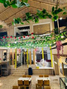 迪拜Hyba Pod Hostel & Hotel的一间带桌椅和灯光的餐厅