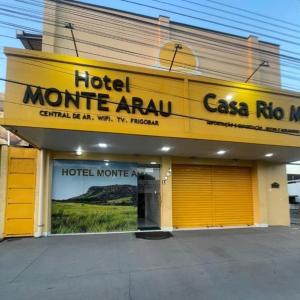 博阿维斯塔Hotel Monte Arau的建筑前方有标志的酒店