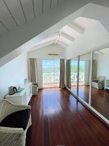 BelmontBay House Grenada的带沙发和木地板的客厅