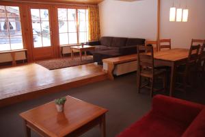 加尔盖伦Familienhotel Mateera Gargellen / Montafon的客厅配有沙发和桌子