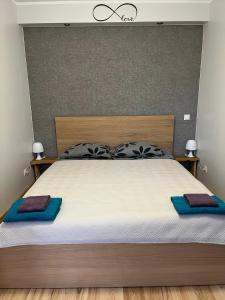 利耶帕亚Baltic Apartament的一间卧室配有一张大床和两条毛巾