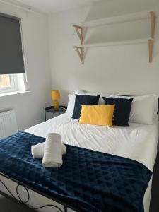卡迪夫Village House Cardiff - Close to A48 and M4的一间卧室配有一张带蓝色毯子的大床