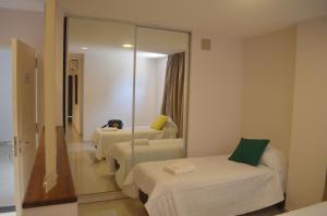 圣达菲House and Suite Premium的酒店客房,设有两张床和镜子