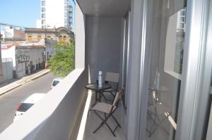 圣达菲House and Suite Premium的设有一个配有桌椅并享有美景的阳台。