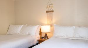 六月湖海鸥湖旅舍的两张睡床彼此相邻,位于一个房间里