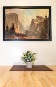 六月湖海鸥湖旅舍的挂在墙上的画,有盆栽植物