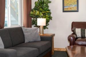 六月湖海鸥湖旅舍的带沙发和台灯的客厅