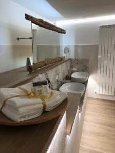 塞勒里古Villa Fontana的浴室配有盥洗盆和浴缸。