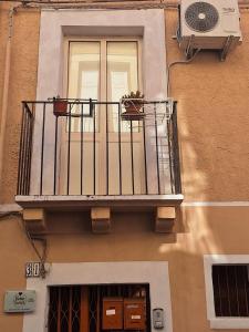 卡塔尼亚Homesweet的阳台位于带窗户的大楼一侧