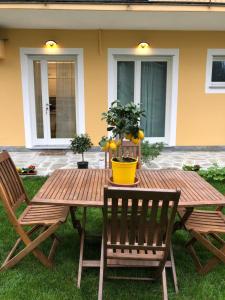 塞勒里古Villa Fontana的一张带两把椅子的木桌和一壶橙子