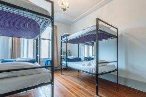 温哥华盖斯镇甘比街旅舍的一间卧室设有两张双层床和吊灯。