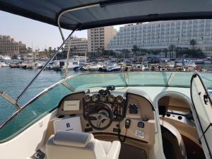 埃拉特Top Luxury Exclusive Fully air conditioned 3bdr Yacht的海港内船只驾驶舱的景色