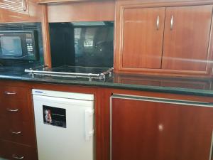 埃拉特Top Luxury Exclusive Fully air conditioned 3bdr Yacht的厨房配有微波炉和炉灶。 顶部烤箱
