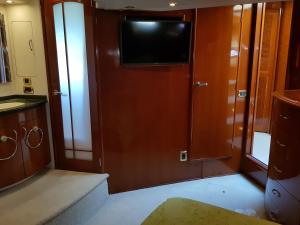埃拉特Top Luxury Exclusive Fully air conditioned 3bdr Yacht的木门上的厨房配有电视