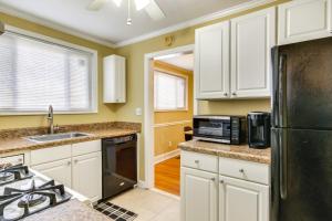 奥古斯塔Augusta Home with Fenced Yard - 4 Mi to Downtown!的厨房配有白色橱柜和黑色冰箱。