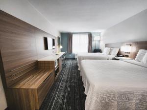 弗利Americas Best Value Inn & Suites-Foley的酒店客房设有两张床和电视。