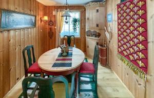 SvingvollStunning Home In Svingvoll With House A Mountain View的一间带木桌和椅子的用餐室