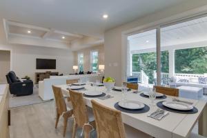 柏斯海滩Luxe Rehoboth Beach House with Community Pool and Gym!的用餐室以及带桌椅的起居室。