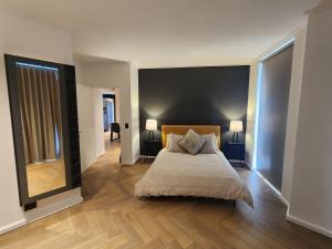 开普敦NINE PALMS的一间卧室配有一张大床和两盏灯。